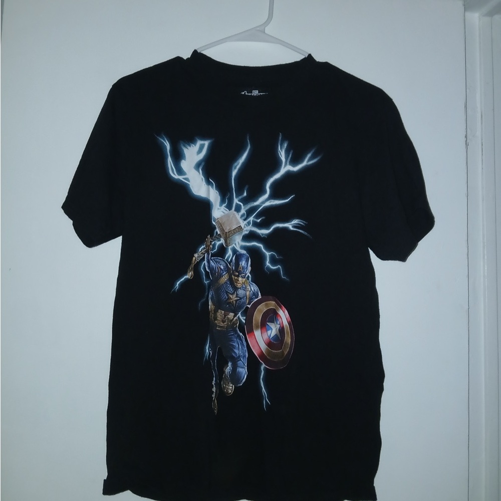 Men’s captain America holding Thor’s hammer T-shirt